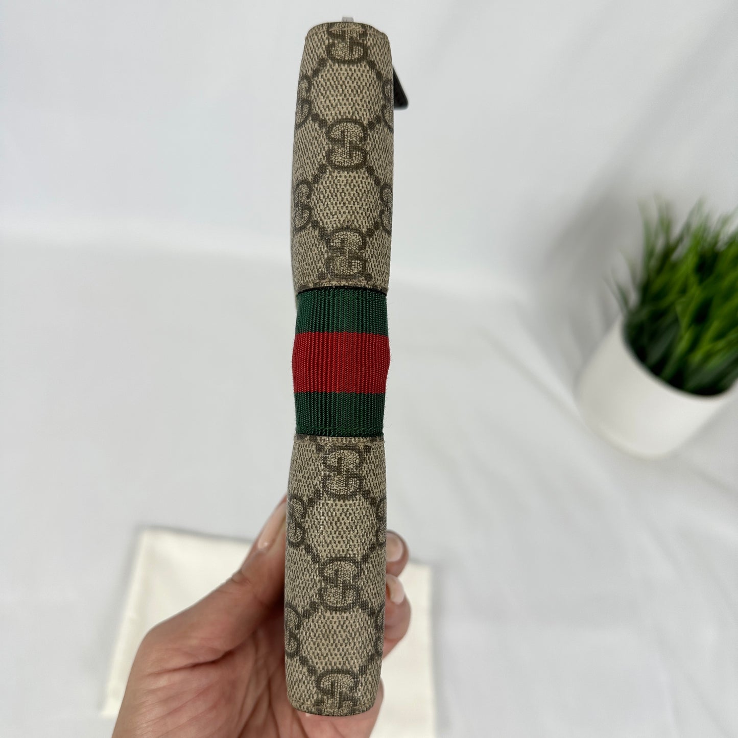 Gucci GG Supreme Canvas Bee Zip Around Wallet