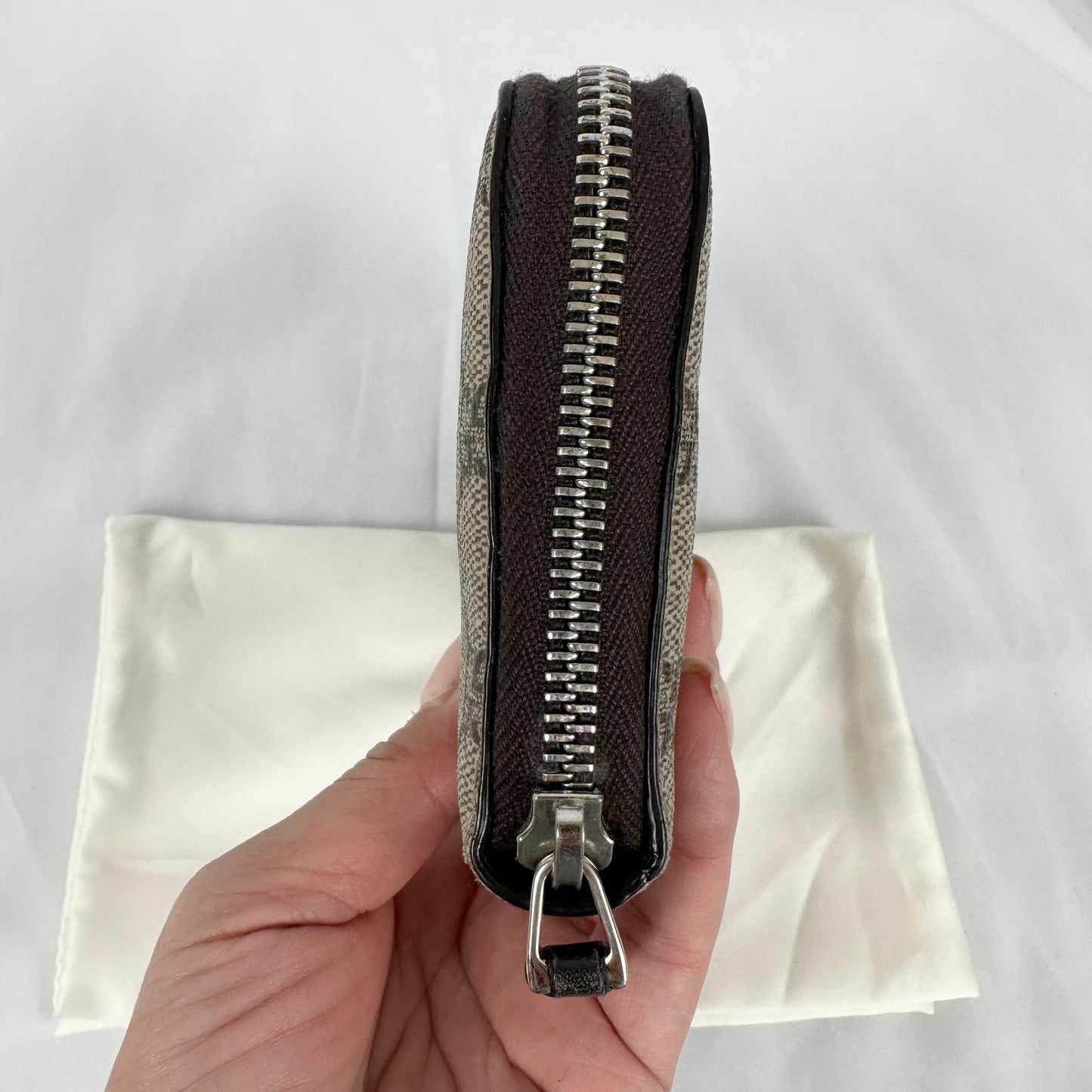 Gucci GG Supreme Canvas Bee Zip Around Wallet