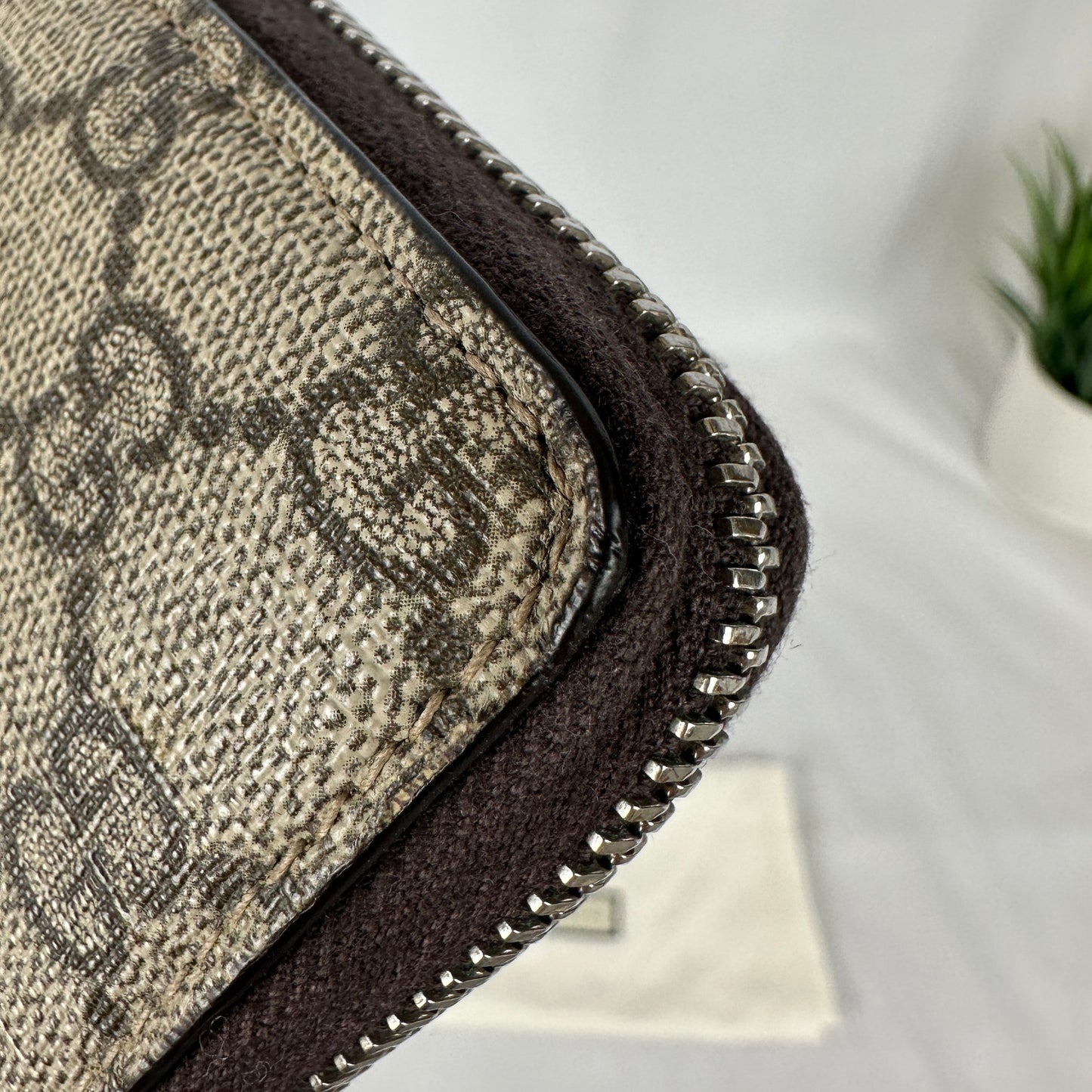 Gucci GG Supreme Canvas Bee Zip Around Wallet