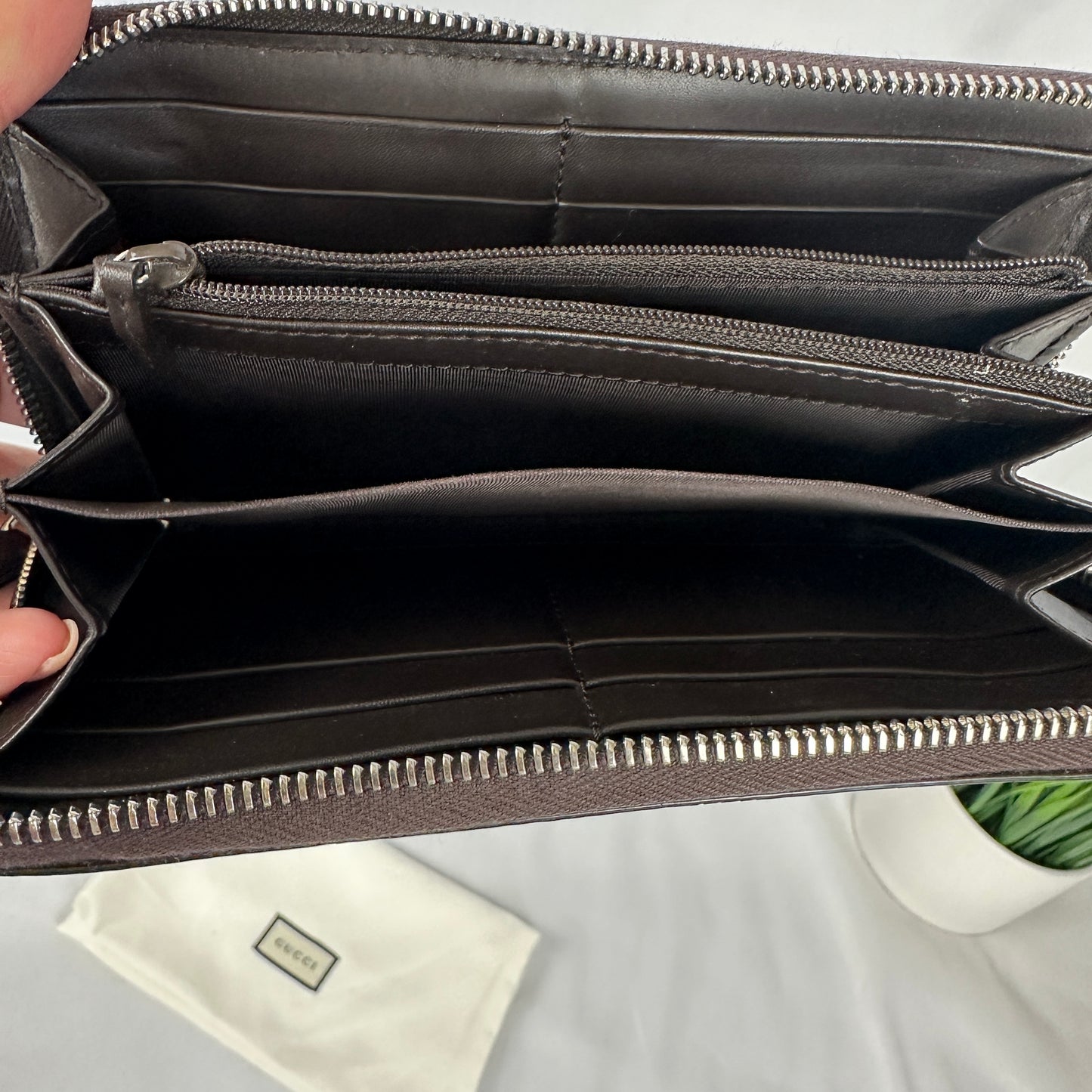 Gucci GG Supreme Canvas Bee Zip Around Wallet