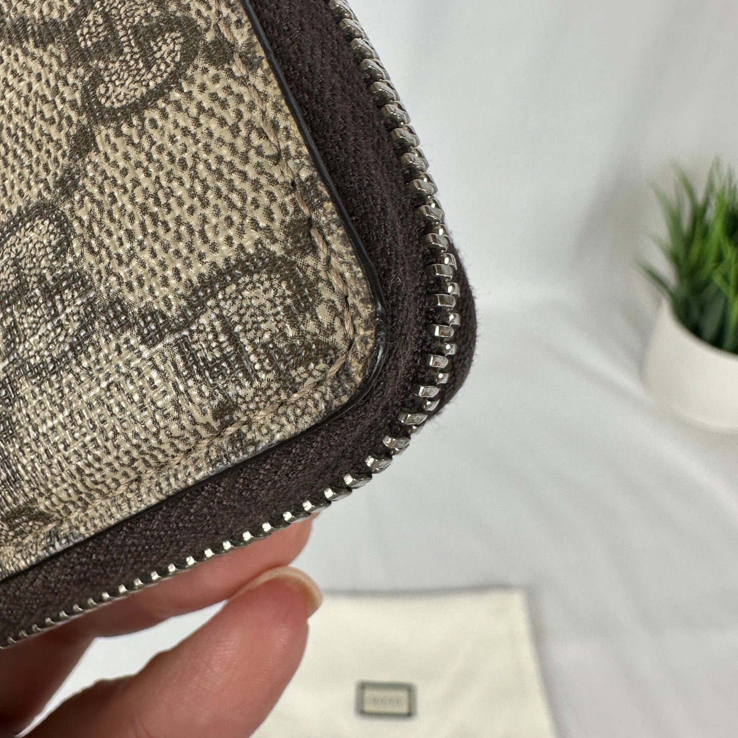 Gucci GG Supreme Canvas Bee Zip Around Wallet