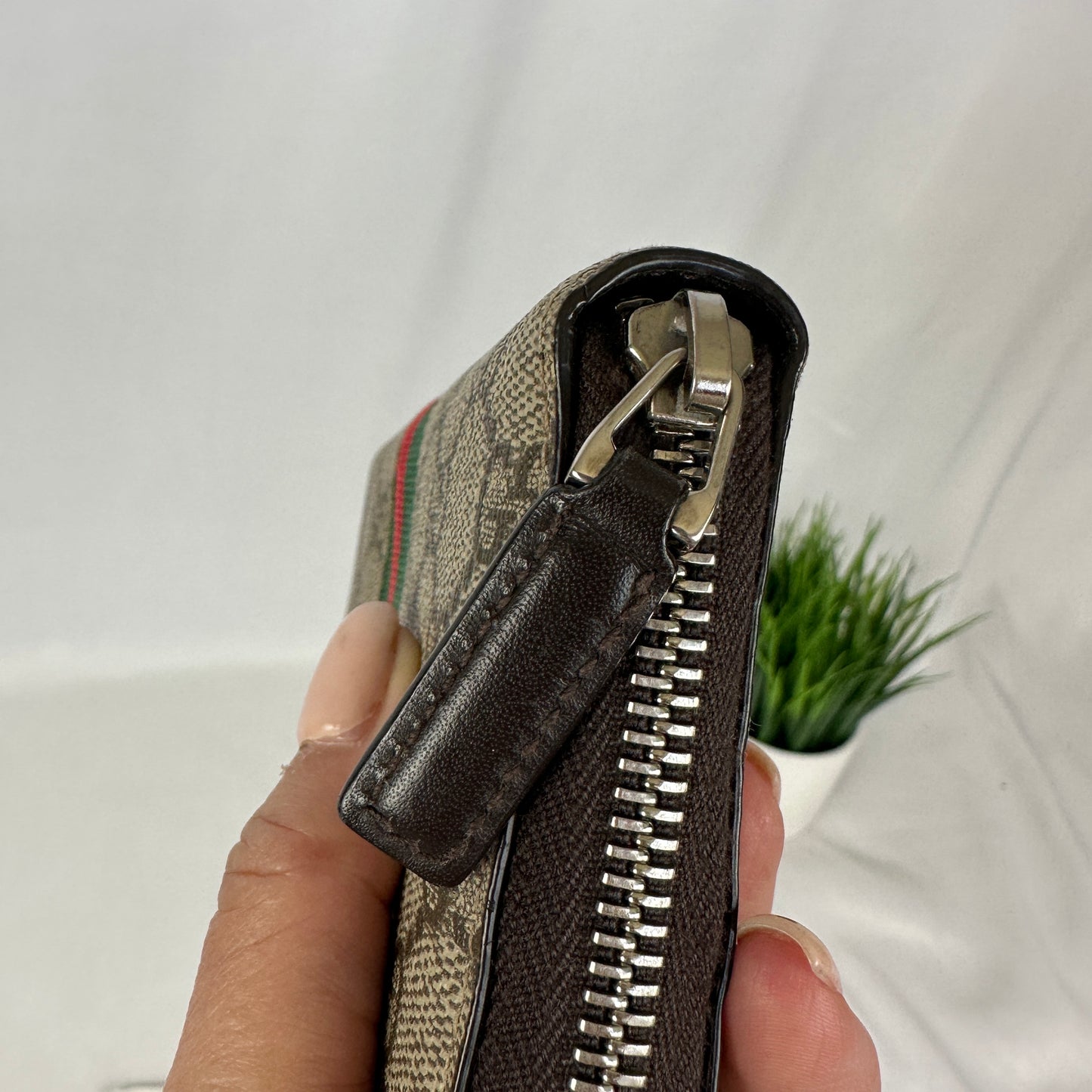 Gucci GG Supreme Canvas Bee Zip Around Wallet
