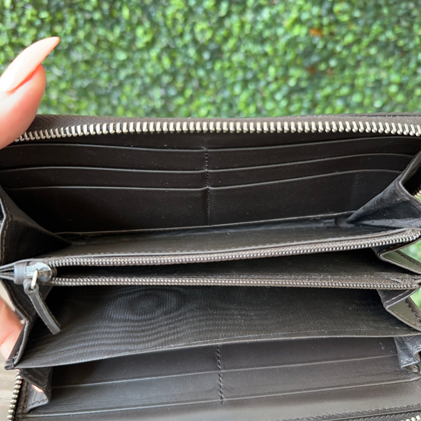 GUCCI Web GG Supreme Bee Zip Wallet