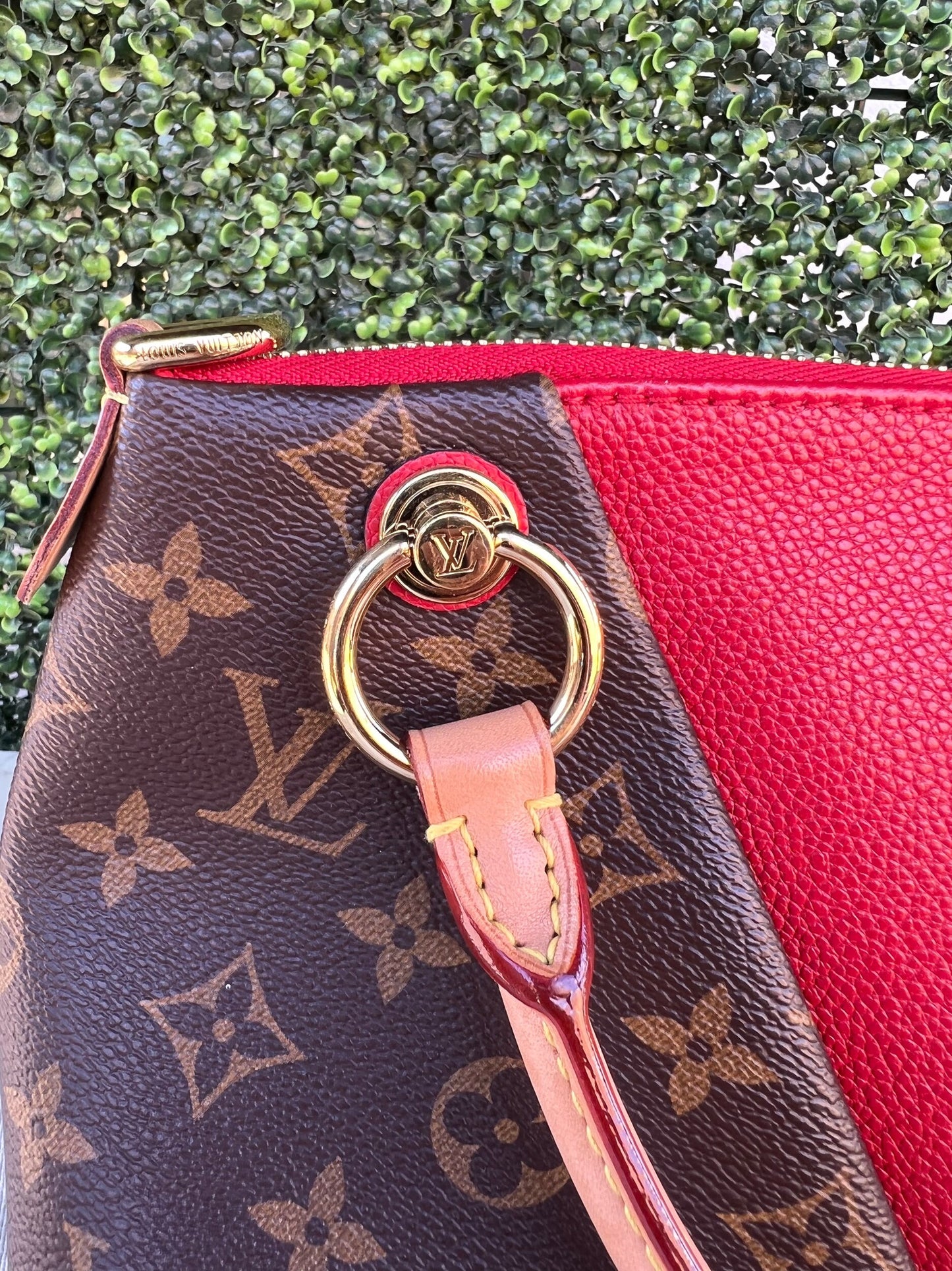 V Tote BB Cerise Leather Moogram Canvas