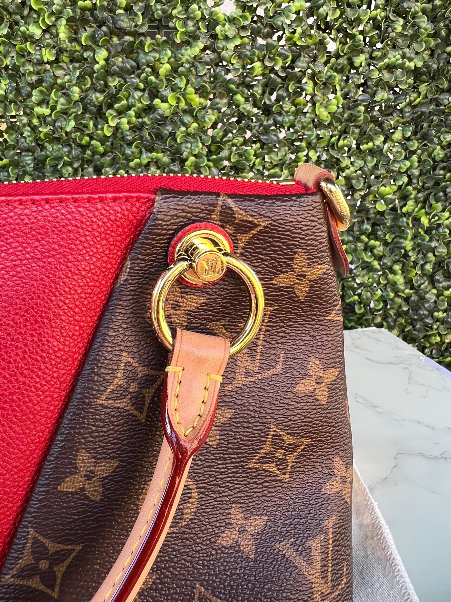 V Tote BB Cerise Leather Moogram Canvas
