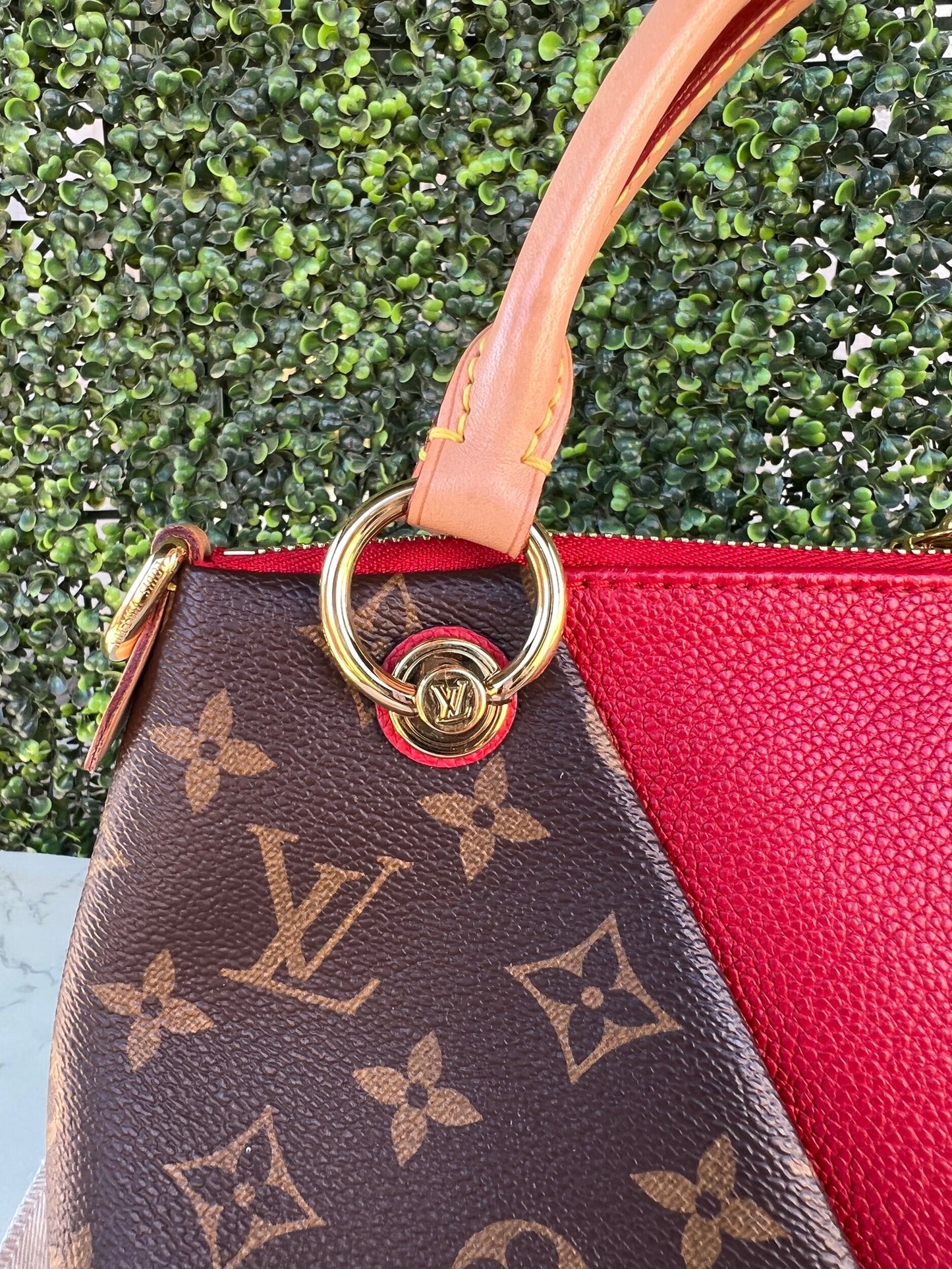 V Tote BB Cerise Leather Moogram Canvas