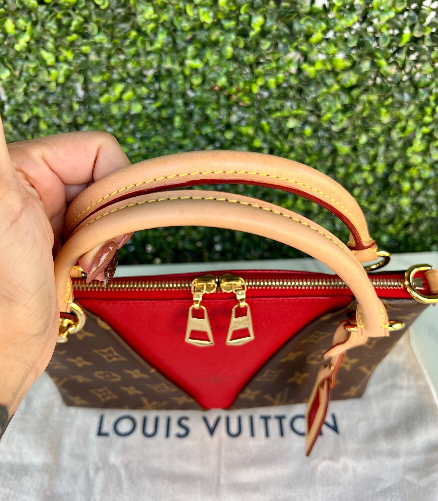V Tote BB Cerise Leather Moogram Canvas