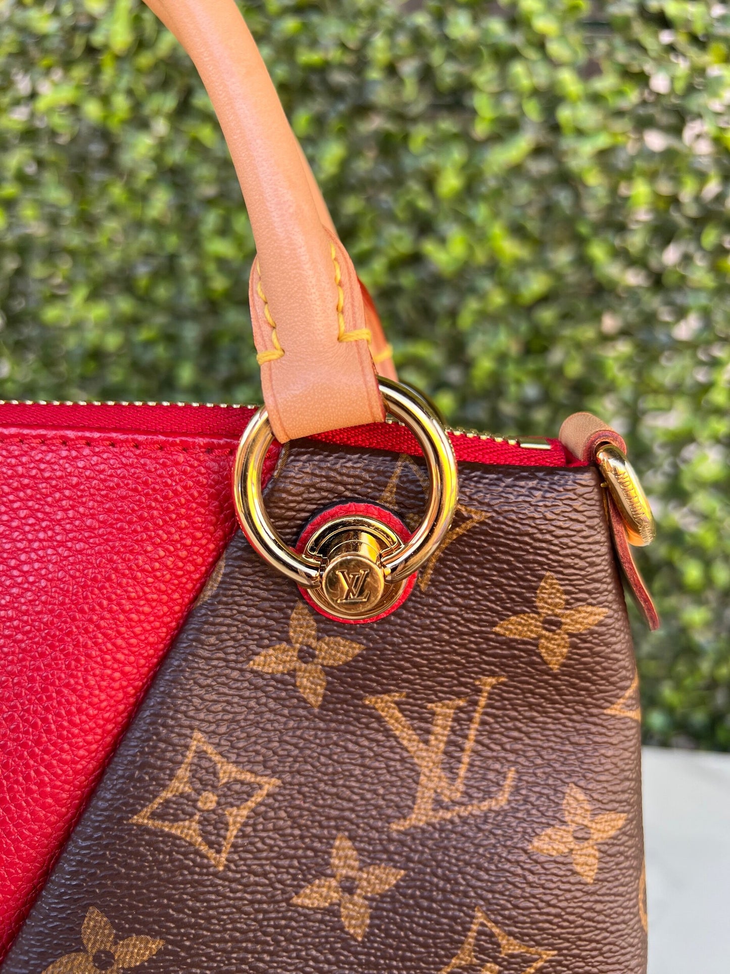 V Tote BB Cerise Leather Moogram Canvas