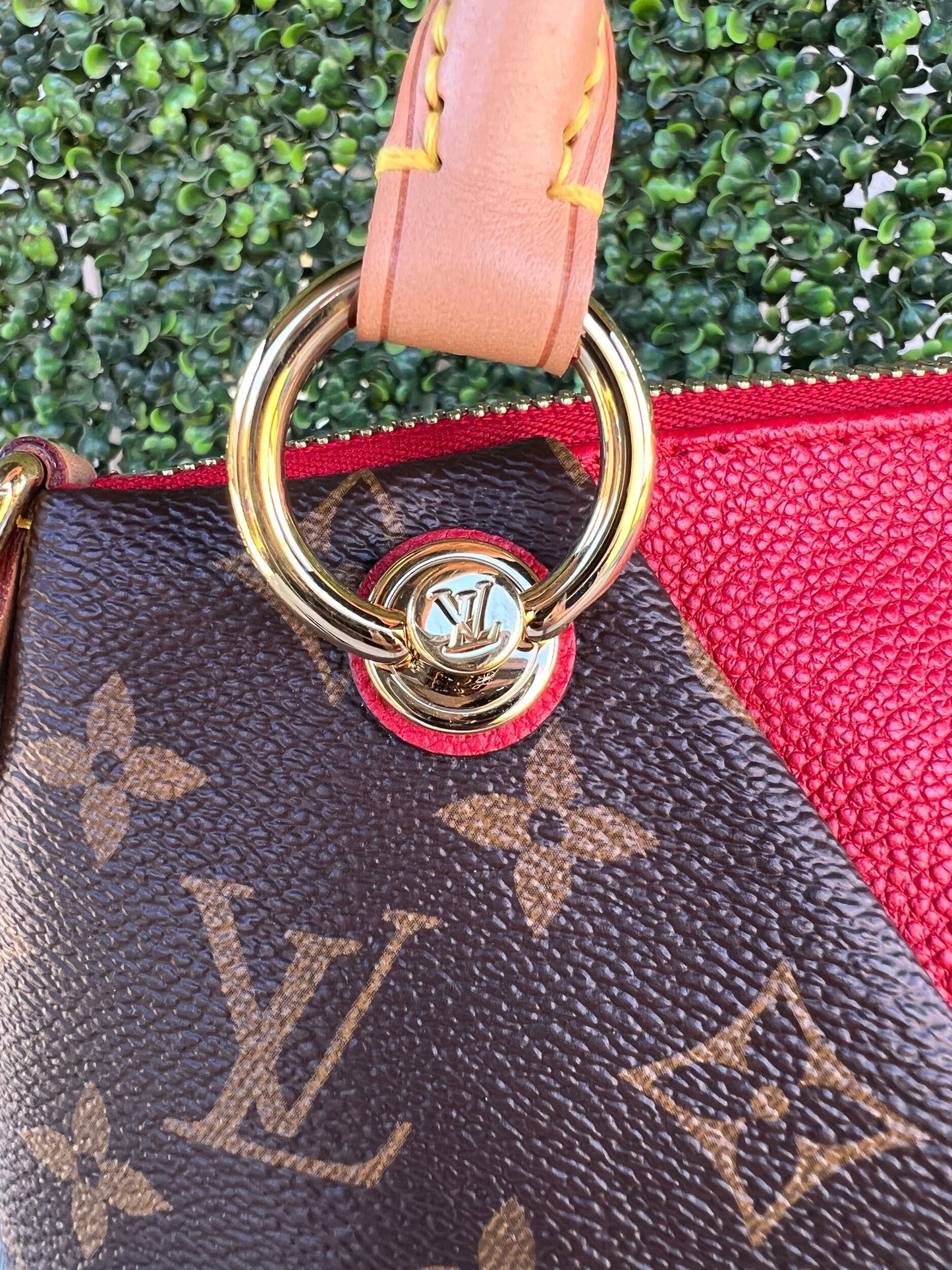 V Tote BB Cerise Leather Moogram Canvas