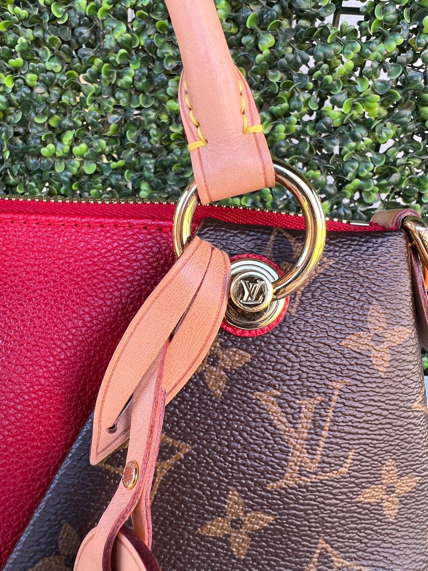V Tote BB Cerise Leather Moogram Canvas