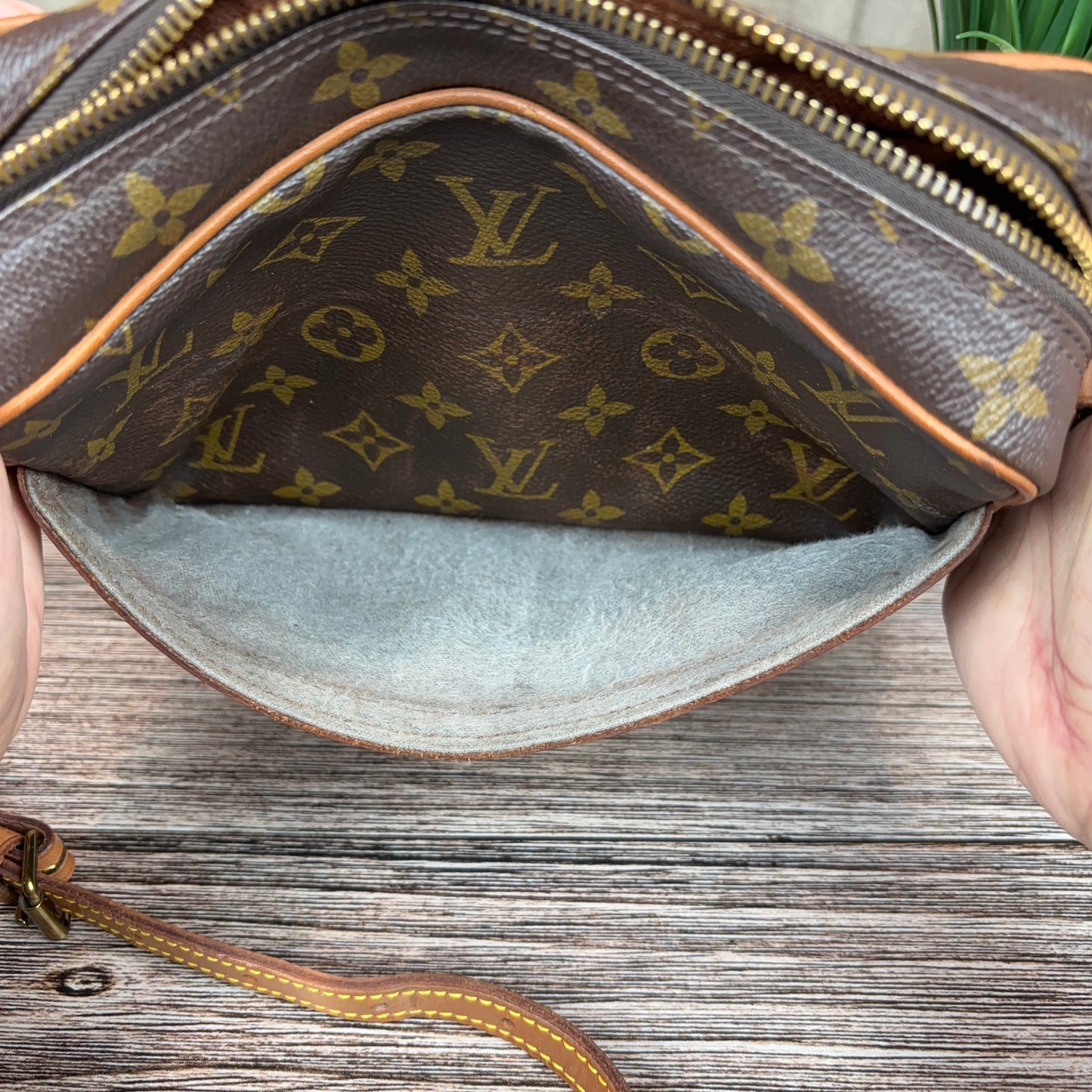 Louis Vuitton Trocadero 23 Crossbody Bag