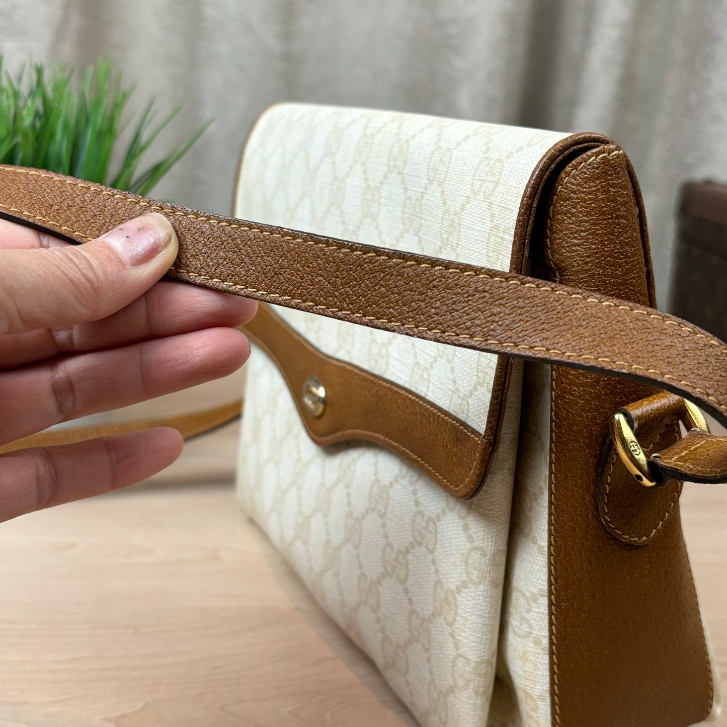 Gucci Vintage GG
Supreme Cream Shoulder Bag