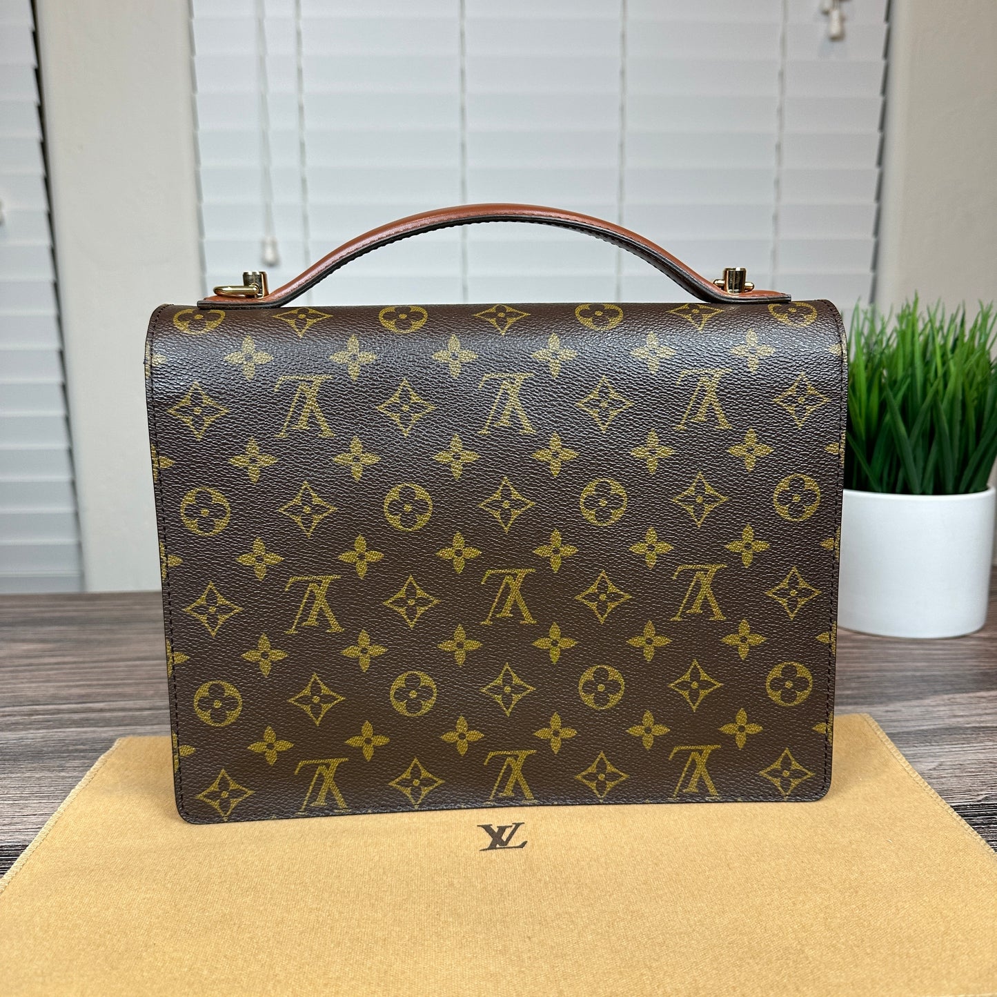 Louis Vuitton Monceau 28