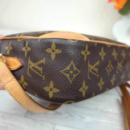 Louis Vuitton Trocadero 27 Crossbody Bag