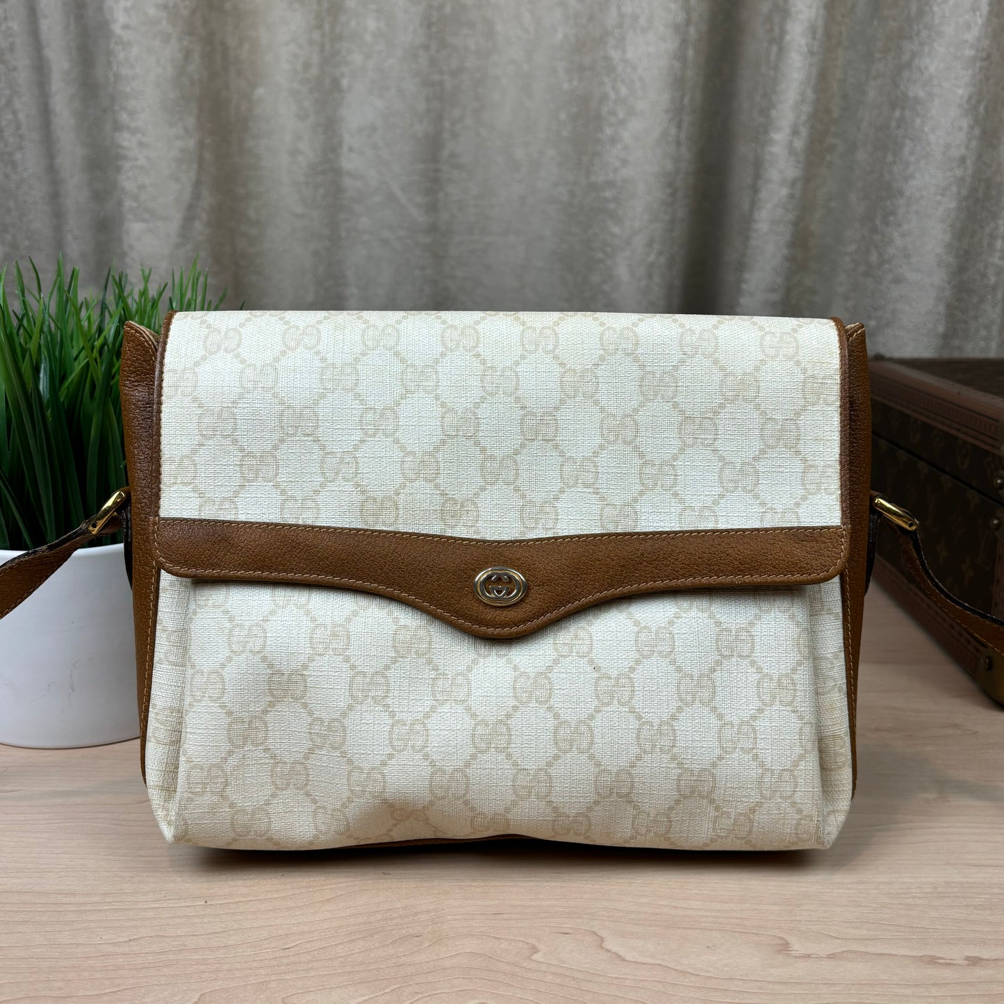 Gucci Vintage GG
Supreme Cream Shoulder Bag