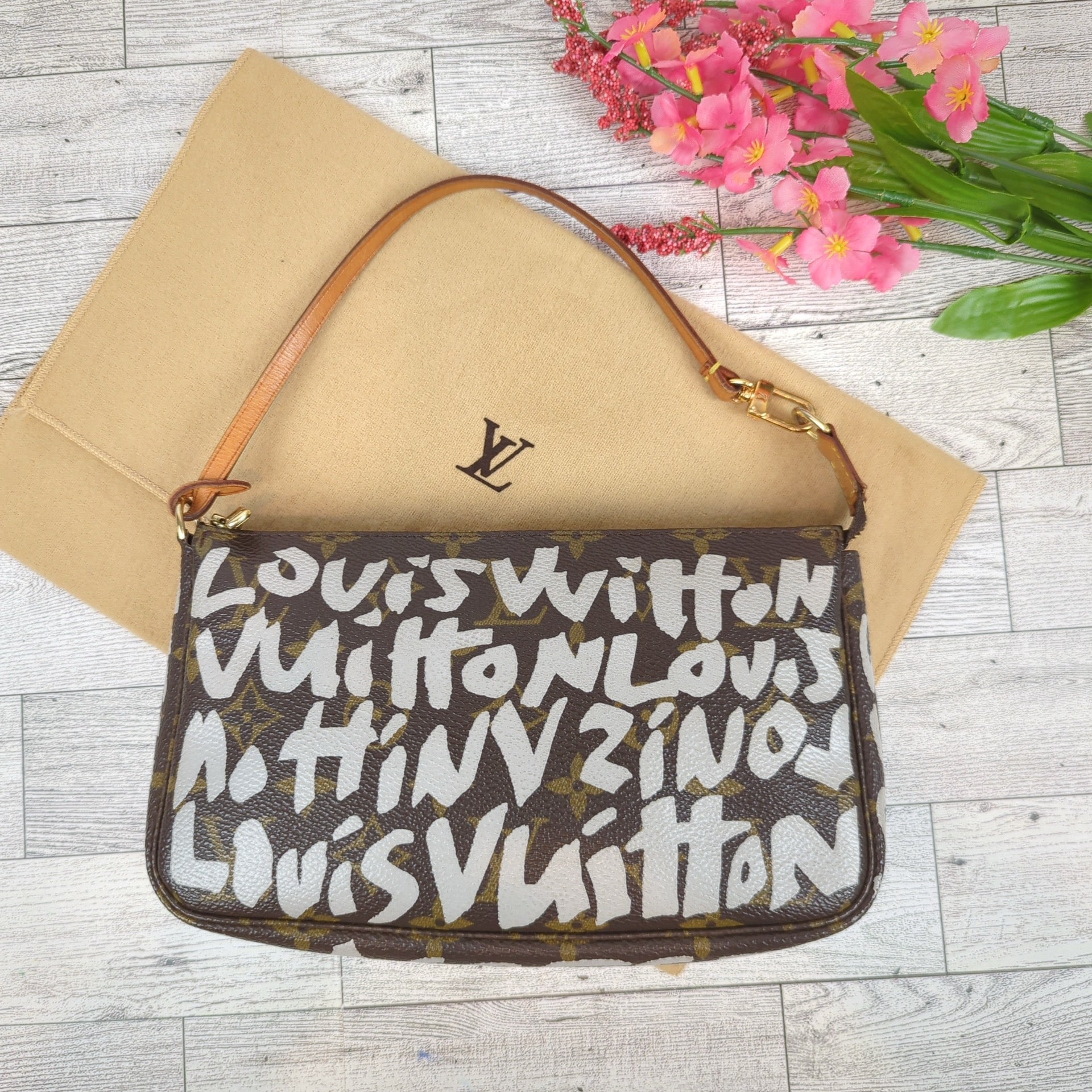 Louis Vuitton Limited Edition White Graffiti Stephen Sprouse Pochette Pom s ReLuxed