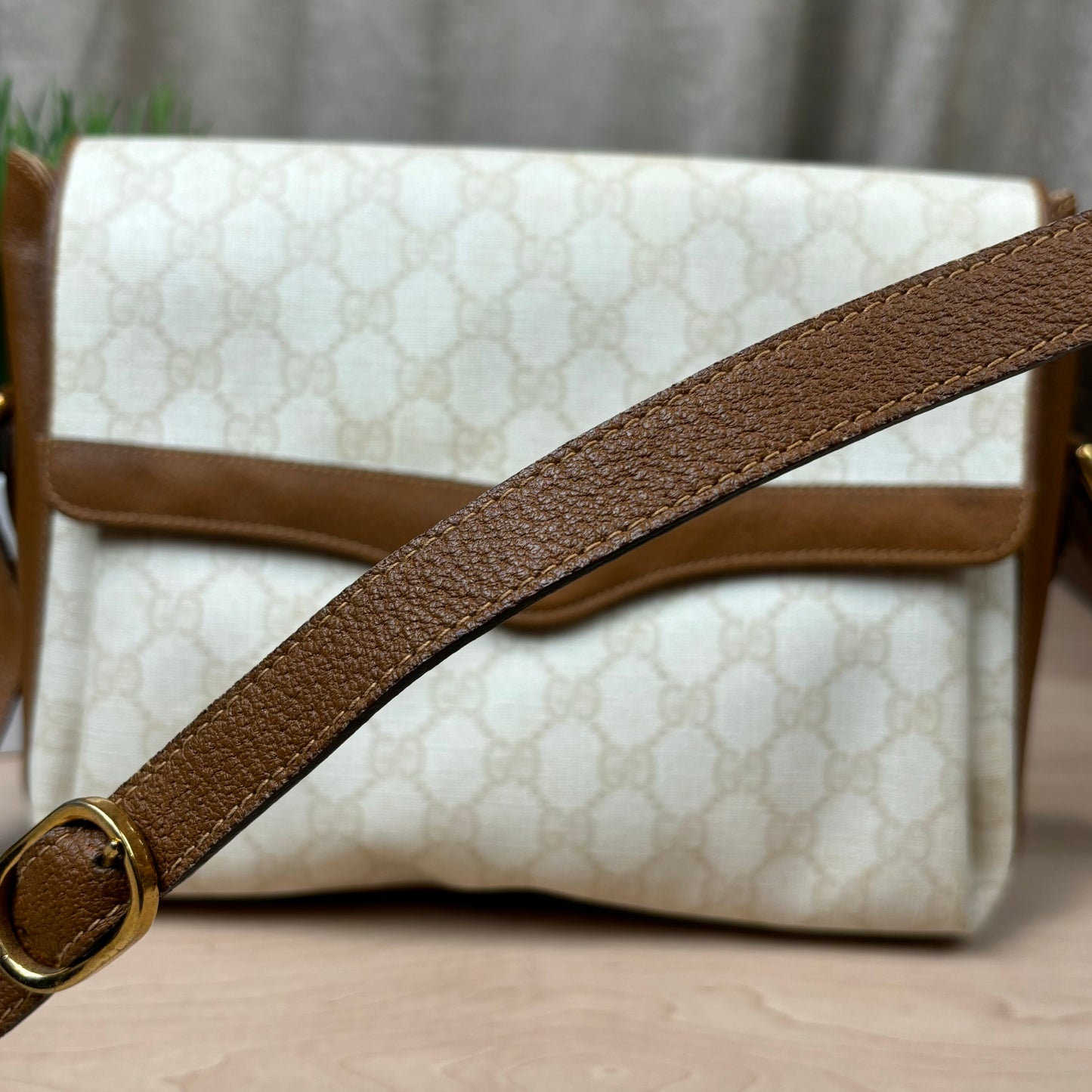 Gucci Vintage GG
Supreme Cream Shoulder Bag