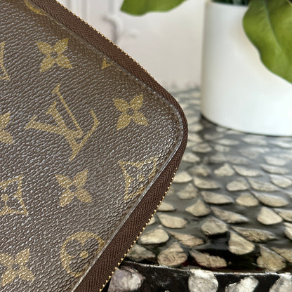 Louis Vuitton Escapade Travel Organizer Zip Wallet