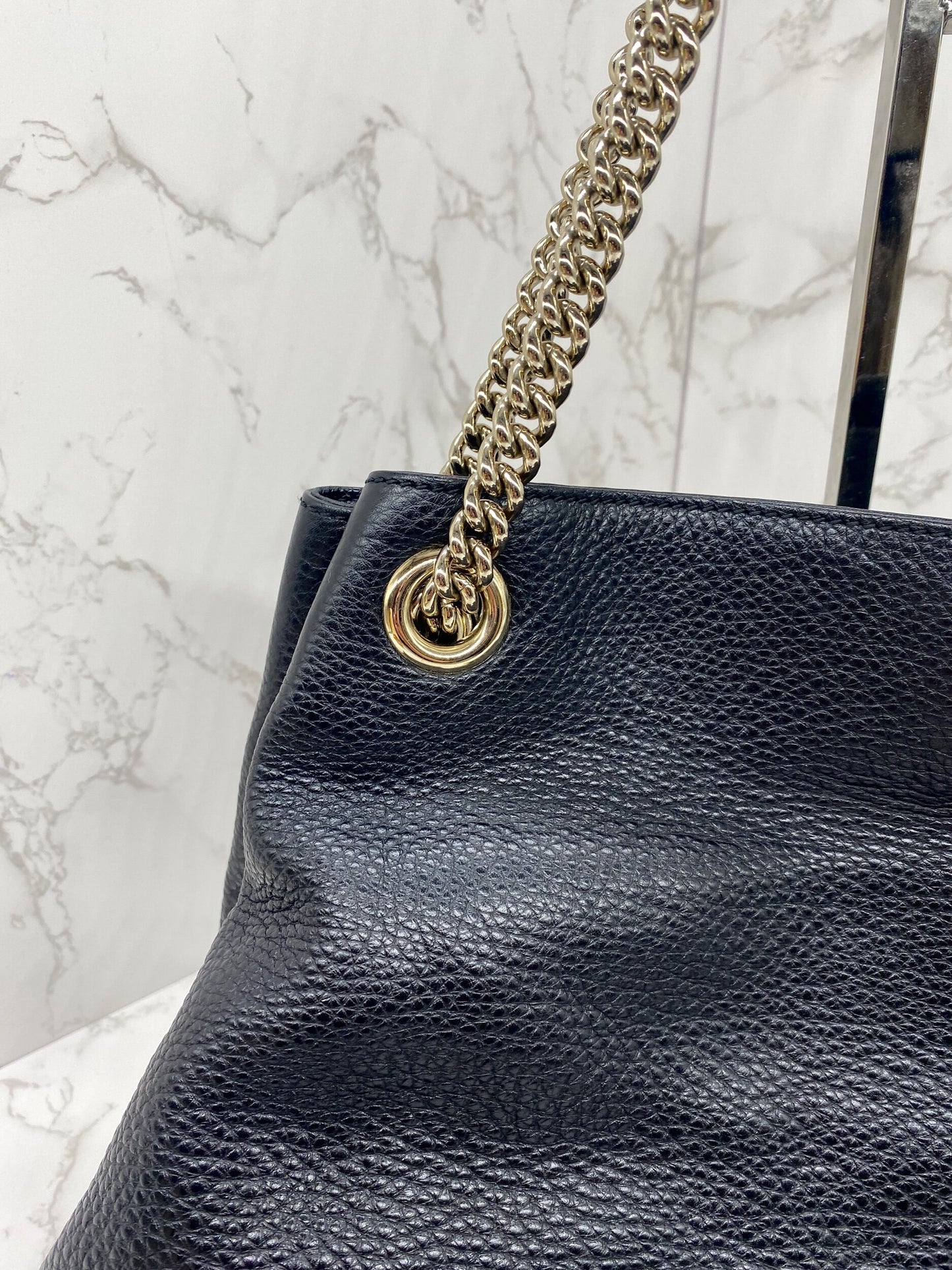 Gucci Medium Soho Double Chain Pebbled Leather in Black