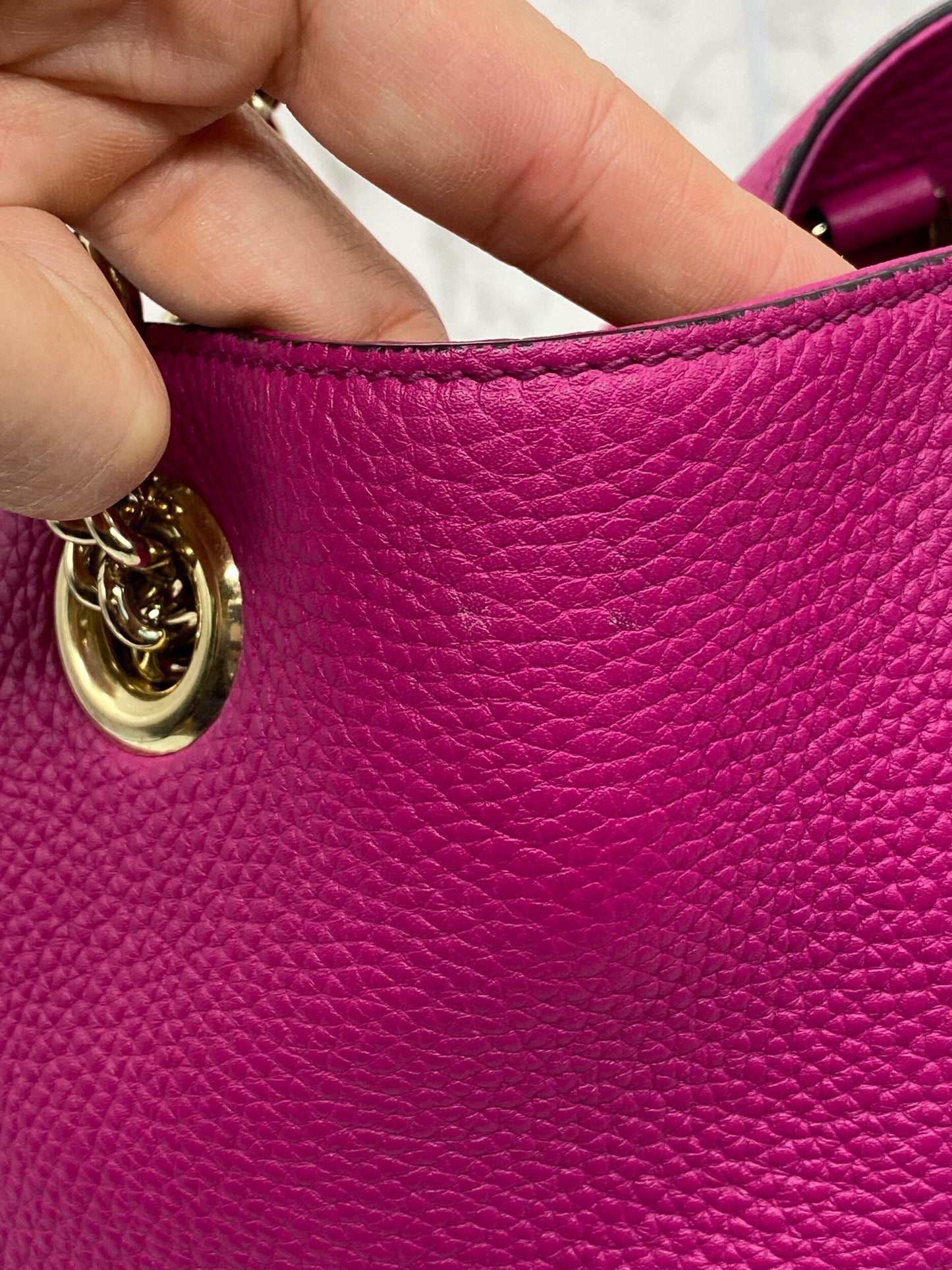 Gucci GG Soho Double Chain Pebbled Leather in Fuchsia Medium