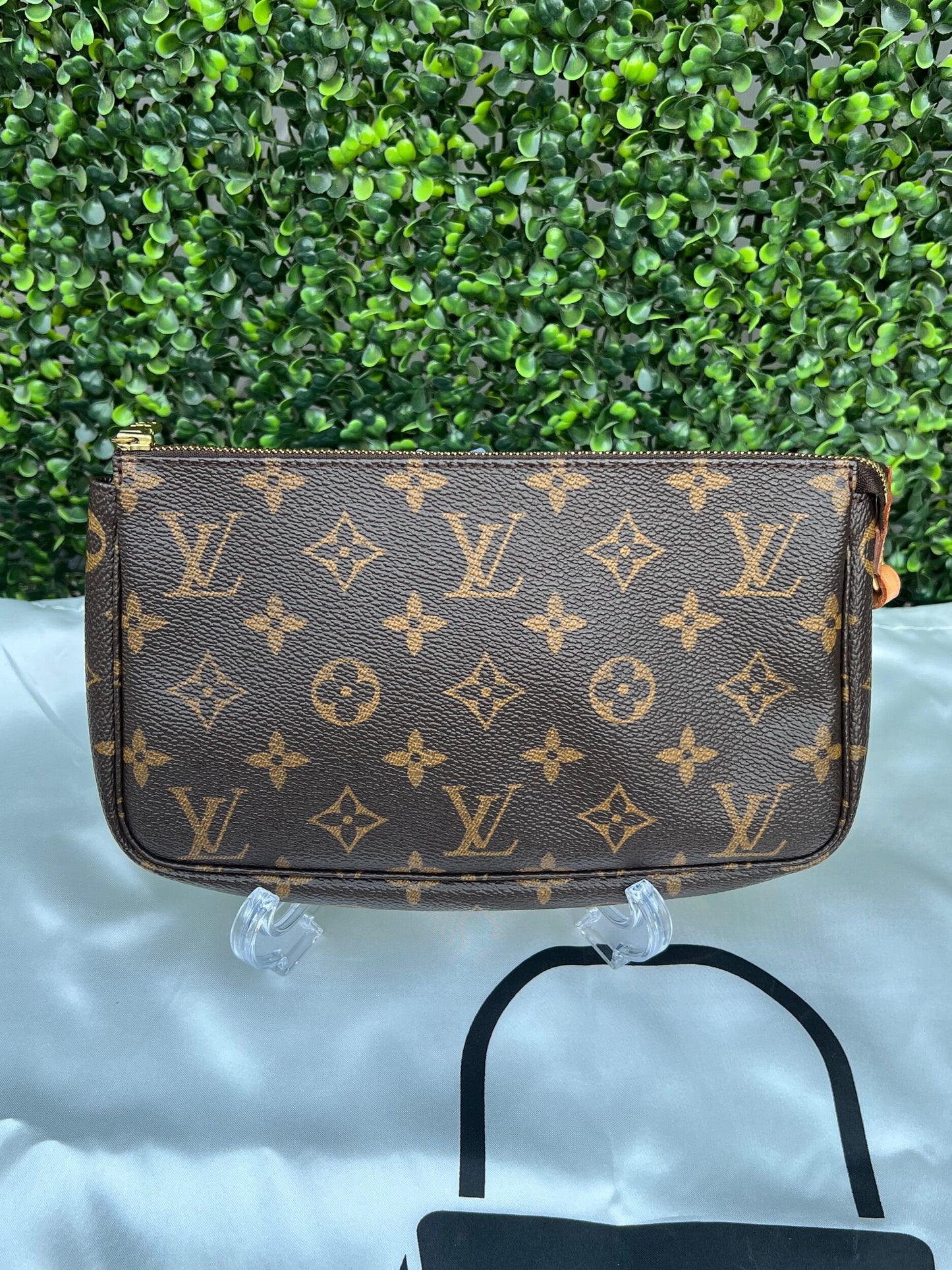 Authentic Preowned LV Pochette Accessories Old Model