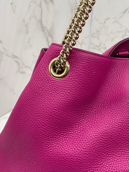 Gucci GG Soho Double Chain Pebbled Leather in Fuchsia Medium