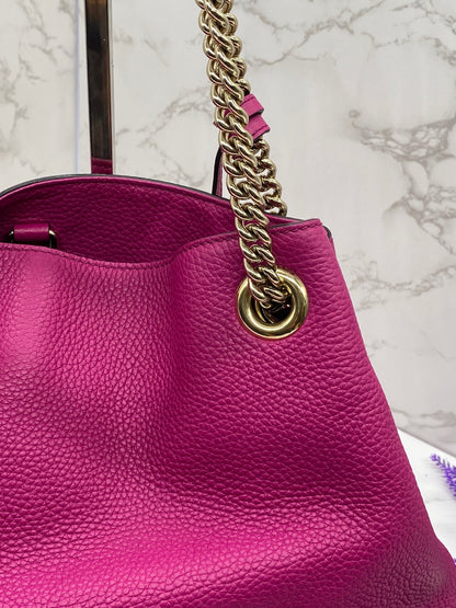 Gucci GG Soho Double Chain Pebbled Leather in Fuchsia Medium