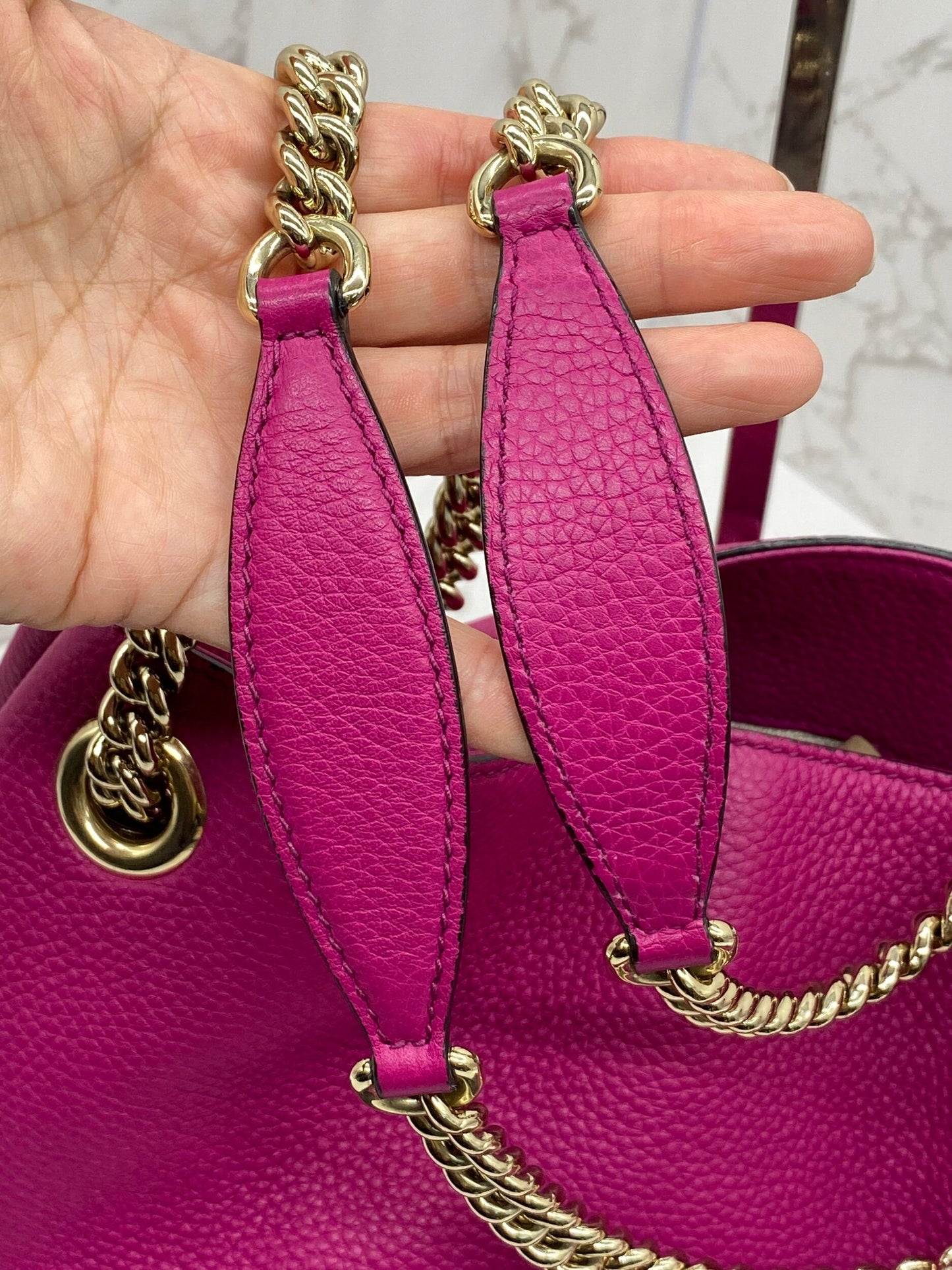 Gucci GG Soho Double Chain Pebbled Leather in Fuchsia Medium