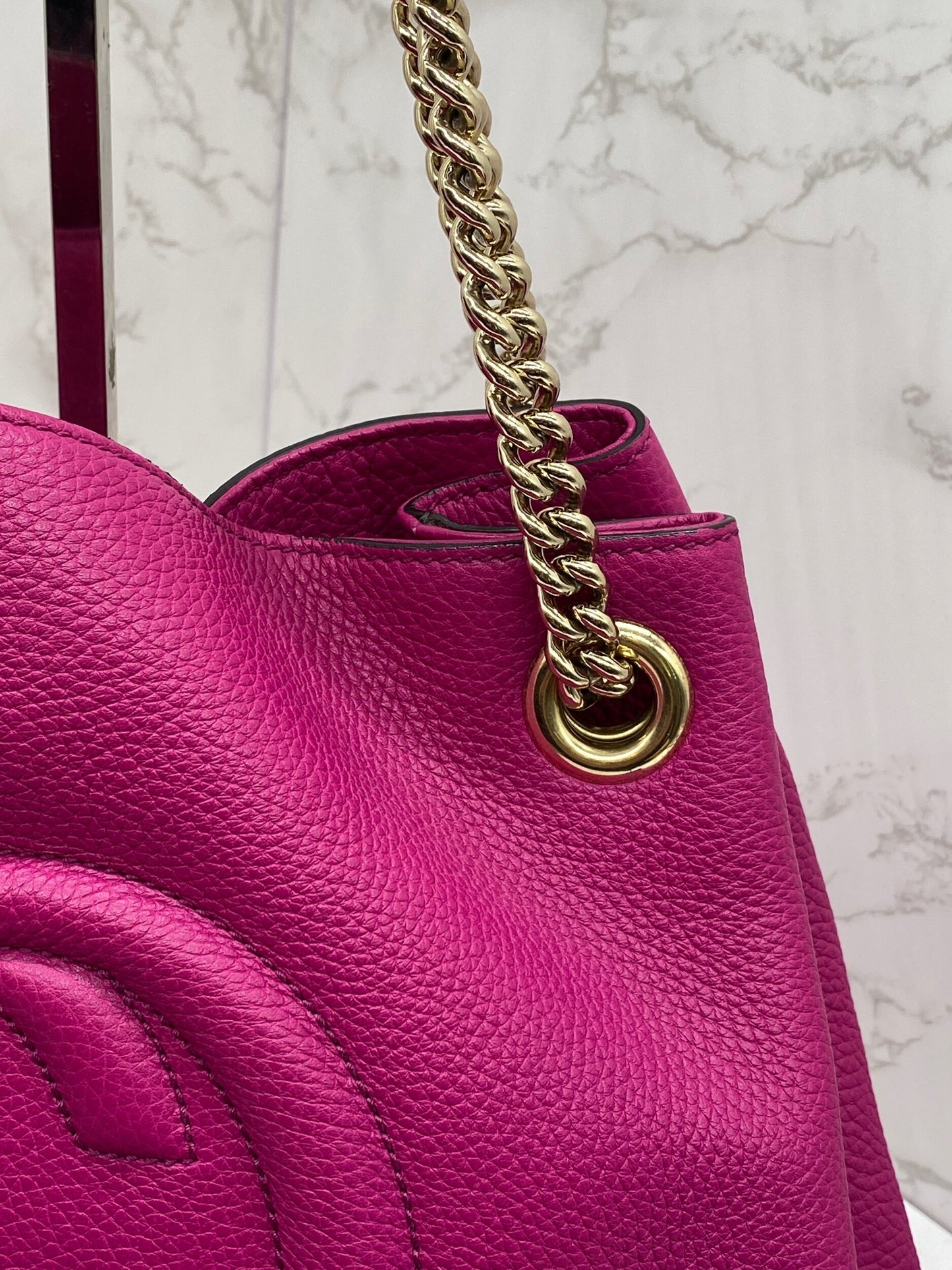 Gucci GG Soho Double Chain Pebbled Leather in Fuchsia Medium