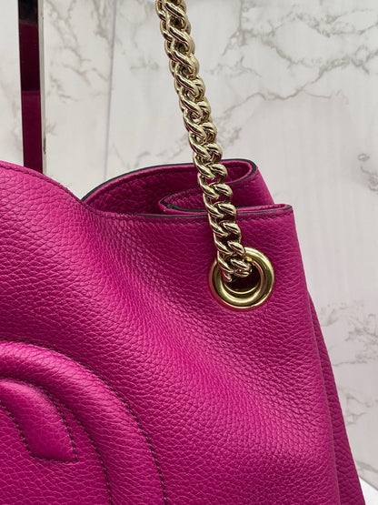 Gucci GG Soho Double Chain Pebbled Leather in Fuchsia Medium