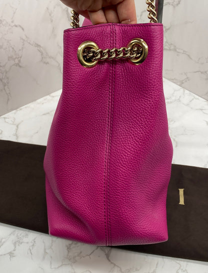 Gucci GG Soho Double Chain Pebbled Leather in Fuchsia Medium