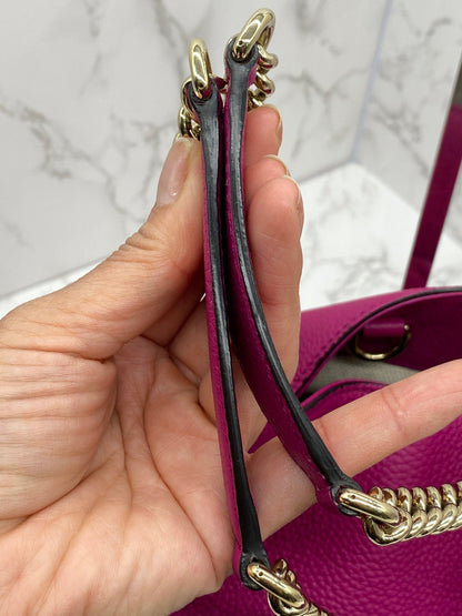 Gucci GG Soho Double Chain Pebbled Leather in Fuchsia Medium